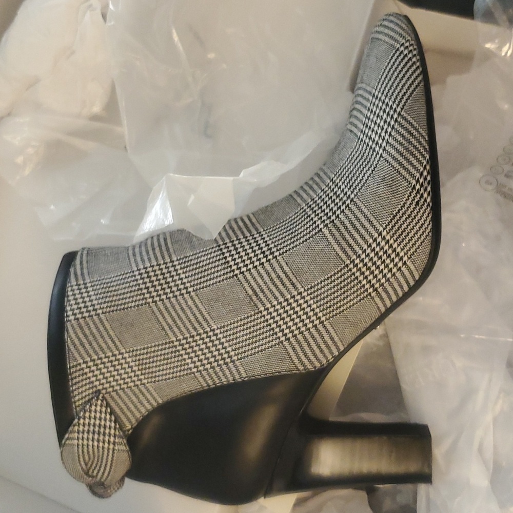 New, Lauren Ralph Lauren booties